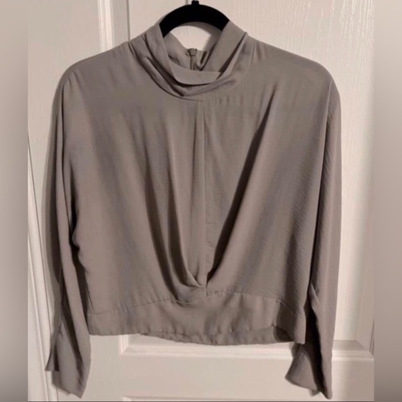 BNWT Dynamite Womens CROPPED MOCK NECK BLOUSE Long Sleeve Draped - XS - Picture 4 of 9